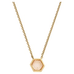 Collana con zaffiro rosa esagonale da 0,80 ct di provenienza etica, in oro giallo 18 carati