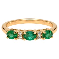 Alianza delicada con diamante esmeralda de 0,70 ct, de oro de 14K, con diamantes HI VS y esmeraldas