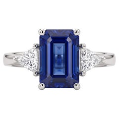 Anello a tre pietre con zaffiro blu taglio smeraldo da 2,98 carati e diamante taglio trilione, in oro bianco 18 carati