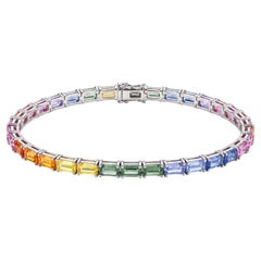 Bracelet tennis en or blanc 18 carats, serti de saphirs multicolores taille baguette d'un poids total de 4,31 carats