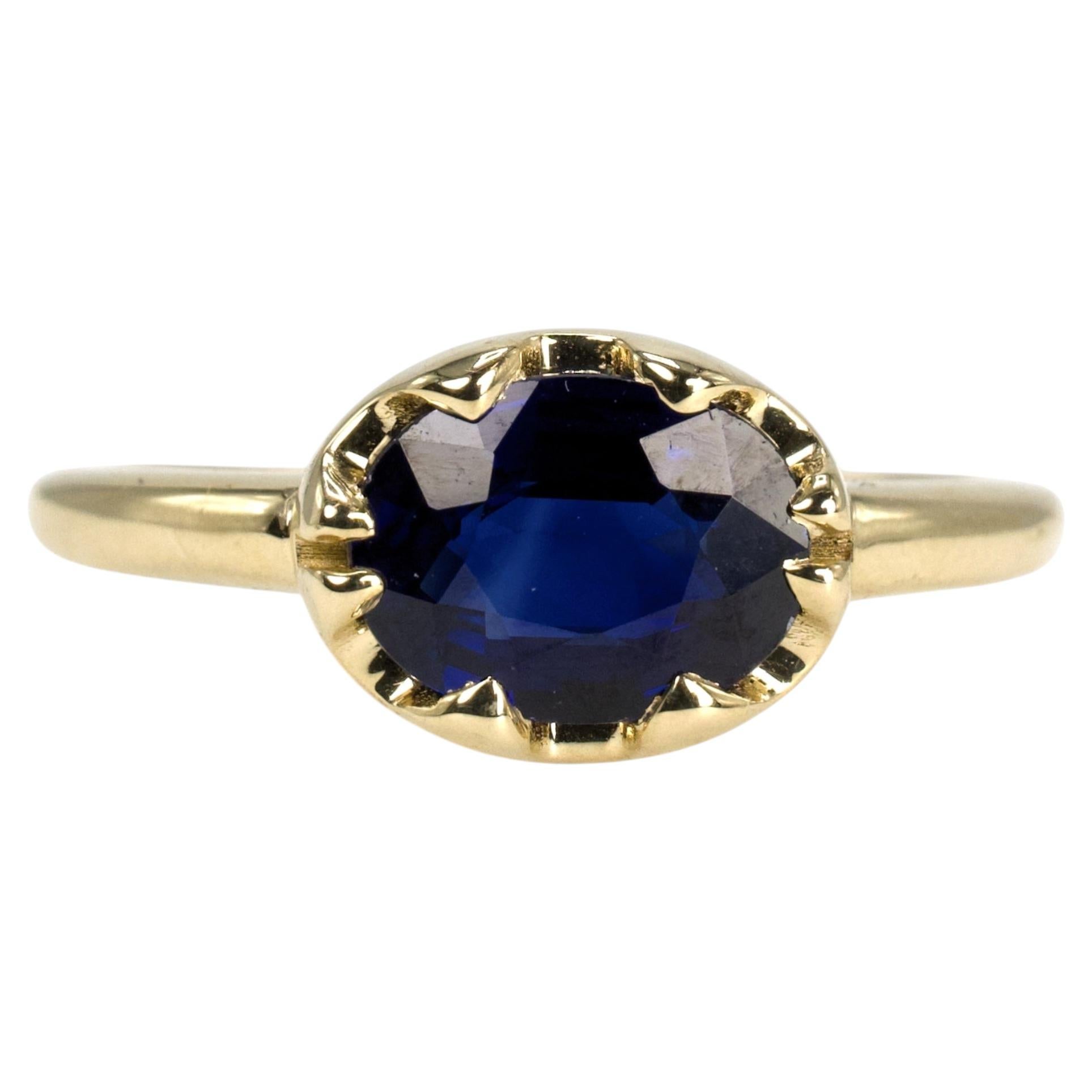 Anello in oro ispirato allo stile Belcher East-West con zaffiro blu ovale da 1,54 carati in vendita