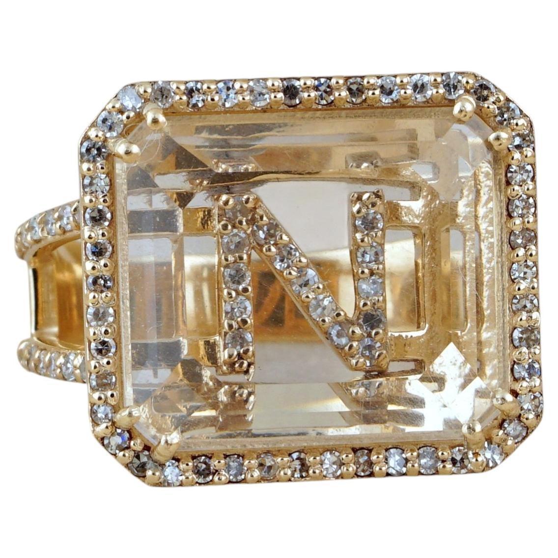 Schmuckstück: Ring mit dem Buchstaben „N“ aus massivem 14-karätigem Gelbgold, mit einem natürlichen Diamant-Kristall als Edelstein im Angebot