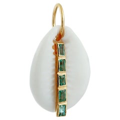 Pendentif en or jaune massif 14 carats avec breloque en forme de coquillage cauri et émeraude naturelle