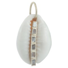 Pendentif-breloque en or jaune massif 14 carats, orné d’un diamant blanc naturel taillé en baguette et d’une coquille de cauri