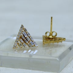 Orecchini a bottone triangolari a strati in oro giallo massiccio 14k con diamanti naturali taglio baguette