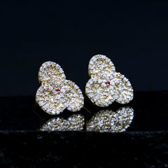 Orecchini a bottone con diamanti bianchi naturali H/Si e rubini, in oro giallo massiccio 14k, con tre motivi floreali