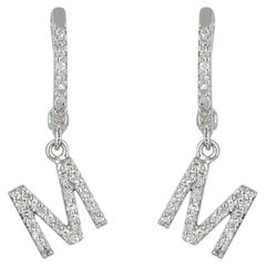Schmuck aus massivem 14-karätigem Weißgold mit natürlichem weißem Diamanten und „M“-Initial – Huggie-Creolen