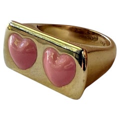 Bague à double cœur en émail rose blush en or jaune 14kt par Alison Lou, circa 2018.