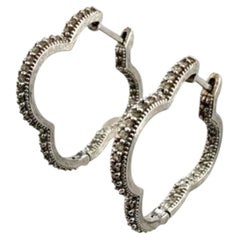 Jude Frances Larges anneaux en or blanc 18kt avec diamants, style trèfle