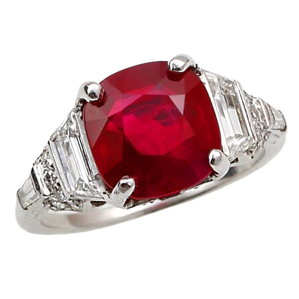 Bague de fiançailles en platine avec diamants et rubis de Birmanie, sans chaleur