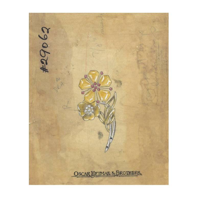 Eine Brosche mit gelbem Saphir, Rubin und Diamanten aus dem Jahr 1941 in Form eines naturalistischen Blumenstraußes, die zentrale Blüte mit gelben Saphiren im Kalbskopfschliff und Rubinstempeln im Quadratschliff, die zweite Blüte in Gelbgold mit