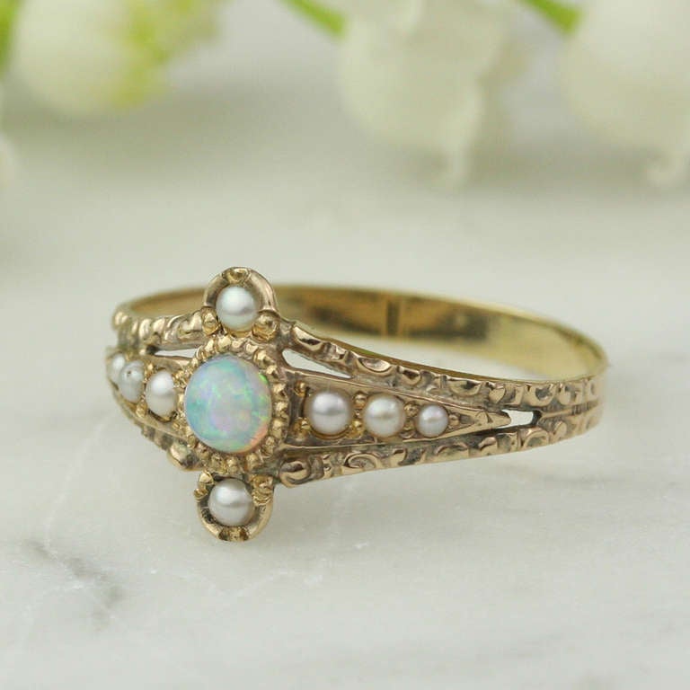 Ring aus Opal, Saatperlen und Gold im Zustand „Hervorragend“ im Angebot in Madison area, WI