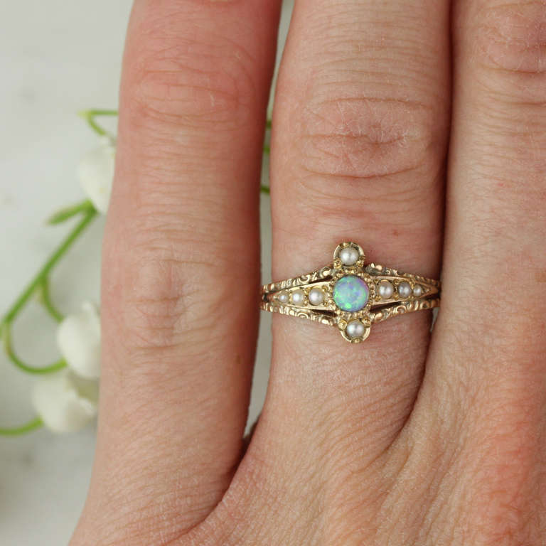 Ring aus Opal, Saatperlen und Gold Damen im Angebot