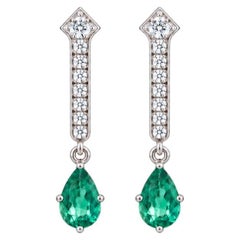 Boucles d'oreilles en émeraude naturelle de forme poire et diamants, en or blanc 18 carats