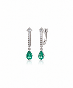 Boucles d'oreilles en émeraude naturelle de forme poire et diamants, en or blanc 18 carats