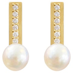 Ein Set aus Ohrringen mit natürlichen Diamanten und Perlen in 18-karätigem Gelbgold