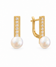 Ein Set aus Ohrringen mit natürlichen Diamanten und Perlen in 18-karätigem Gelbgold