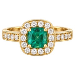 Anillo con halo de diamantes y esmeralda de 0,66 ct en oro amarillo de 18 quilates