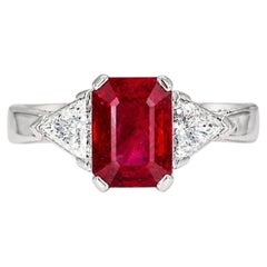 Anillo antiguo de oro blanco de 14 quilates con tres piedras: rubí y diamantes. Joyería de segunda mano