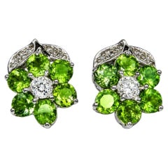 Boucles d'oreilles à clous florales en or blanc 14 carats, avec alexandrite et diamants