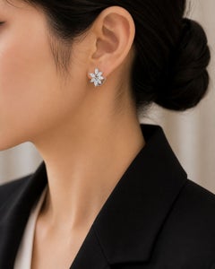 Pendientes de diseño floral con diamantes talla marquesa en oro blanco de 14K