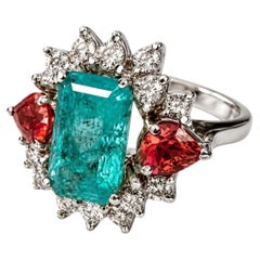 Designer-Ring aus 18-karätigem Weißgold mit Smaragd, Turmalin und Diamanten – aus einem Nachlass