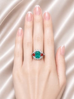 Designer-Ring aus 18-karätigem Weißgold mit Smaragd, Turmalin und Diamanten – aus einem Nachlass