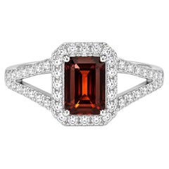 Ring aus 14-karätigem Weißgold mit Filigranarbeit, Diamanten und Granat – aus einem Nachlass