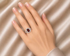 Ring aus 14-karätigem Weißgold mit Filigranarbeit, Diamanten und Granat – aus einem Nachlass