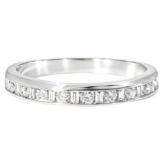 Alliance en or blanc 14 carats sertie de diamants en taille baguette, provenant d'une collection de pièces d'occasion