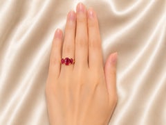 Bague en or jaune 14 carats avec trois pierres, en rubis de Birmanie et en filigrane