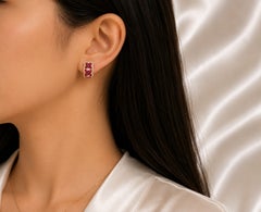 Orecchini Huggie in oro rosa 14 carati con diamanti e rubini a forma di fiore, stile vintage floreale