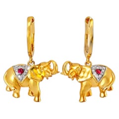 Orecchini pendenti a forma di elefante con diamanti e rubini in oro giallo 14K – di seconda mano