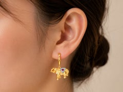 Orecchini pendenti a forma di elefante con diamanti e rubini in oro giallo 14K – di seconda mano