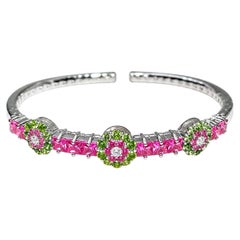 Bracelet manchette en or blanc 18 carats, avec saphir rose, grenat vert et diamants