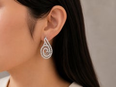 Orecchini a clip alla francese “Diamond Swirl” della designer italiana Odelia, in oro bianco 18 carati