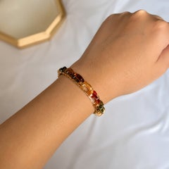 Designer-Armband aus 18 Karat Gelbgold mit handgeschnitztem, mehrfarbigem Achat
