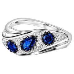 Anillo de diseño de oro blanco de 14 quilates con diamantes y zafiros