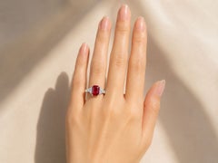Anillo antiguo de oro blanco de 14 quilates con tres piedras: rubí y diamantes. Joyería de segunda mano