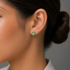 Boucles d'oreilles à clous florales en or blanc 14 carats, avec alexandrite et diamants