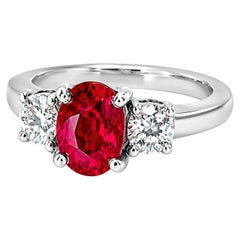 Anillo de oro blanco de 14 quilates con tres piedras: rubí y diamantes