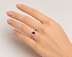 Anillo de oro blanco de 14 quilates con tres piedras: rubí y diamantes