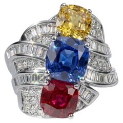 Anillo de cóctel escultural en oro blanco de 18 quilates con tres zafiros multicolores y un diamante