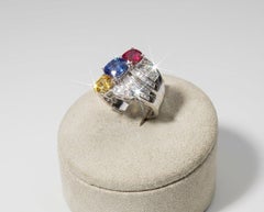 Anillo de cóctel escultural en oro blanco de 18 quilates con tres zafiros multicolores y un diamante
