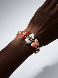 Pulsera de eslabones de oro G&B de 18 quilates con corazones de diamantes y mariposas de coral