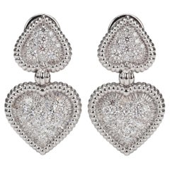Elegantes pendientes colgantes con doble corazón y diamantes en oro blanco de 18 quilates