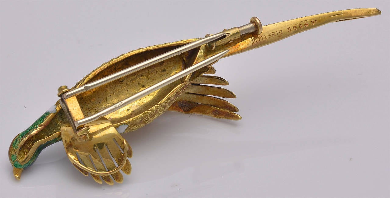 Une broche en forme de faisan très détaillée par Mellerio dits Meller.  Il est en or jaune 18k avec une tête en émail et un œil en diamant.  Signé et numéroté.