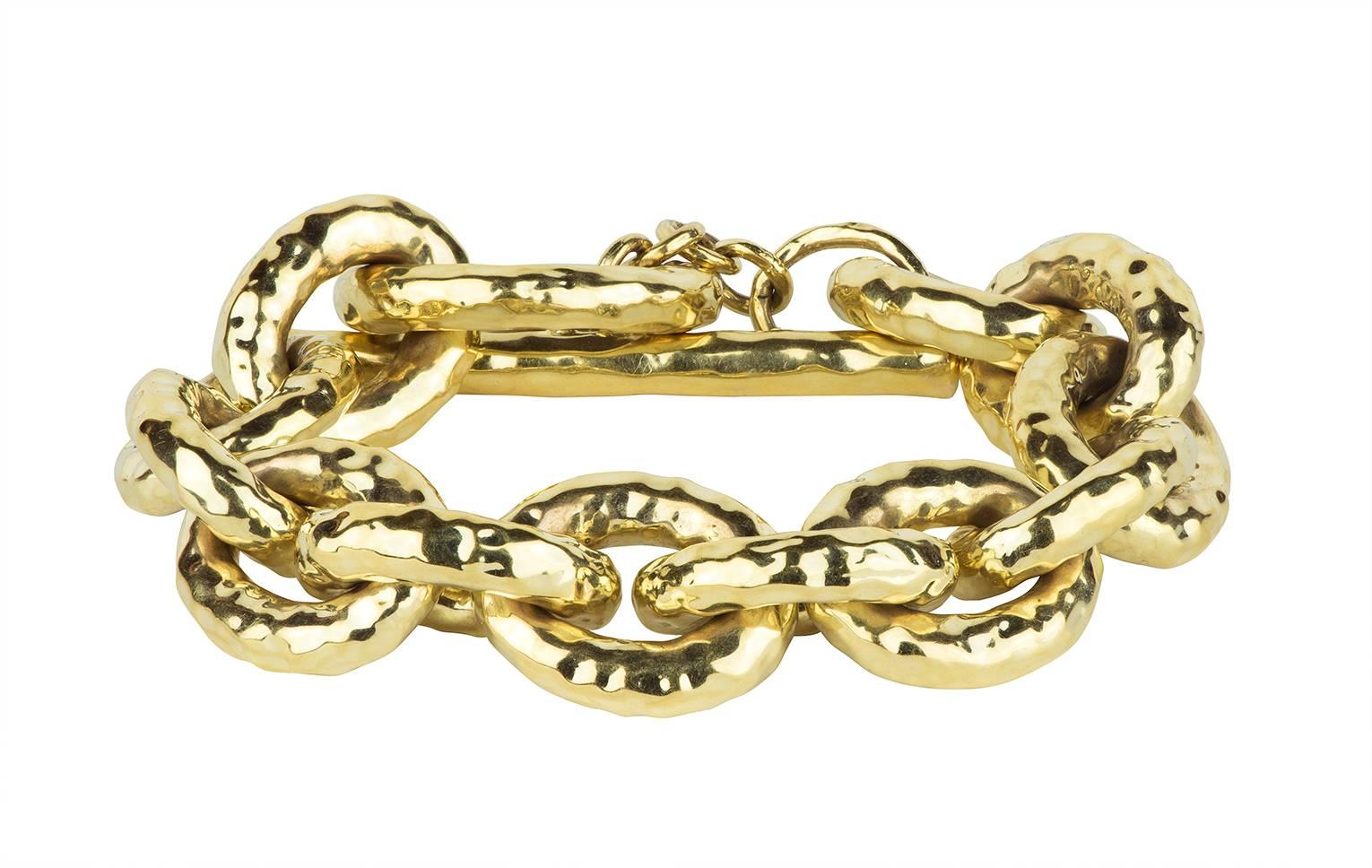A vibrant large oval link bracelet designed by Ippolita.  The bracelet is 18k yellow gold oval shaped links, with a high polish hammered texture finish.

Signed:  Ippolita
Hallmark:  18K
Length:  9.00 inches