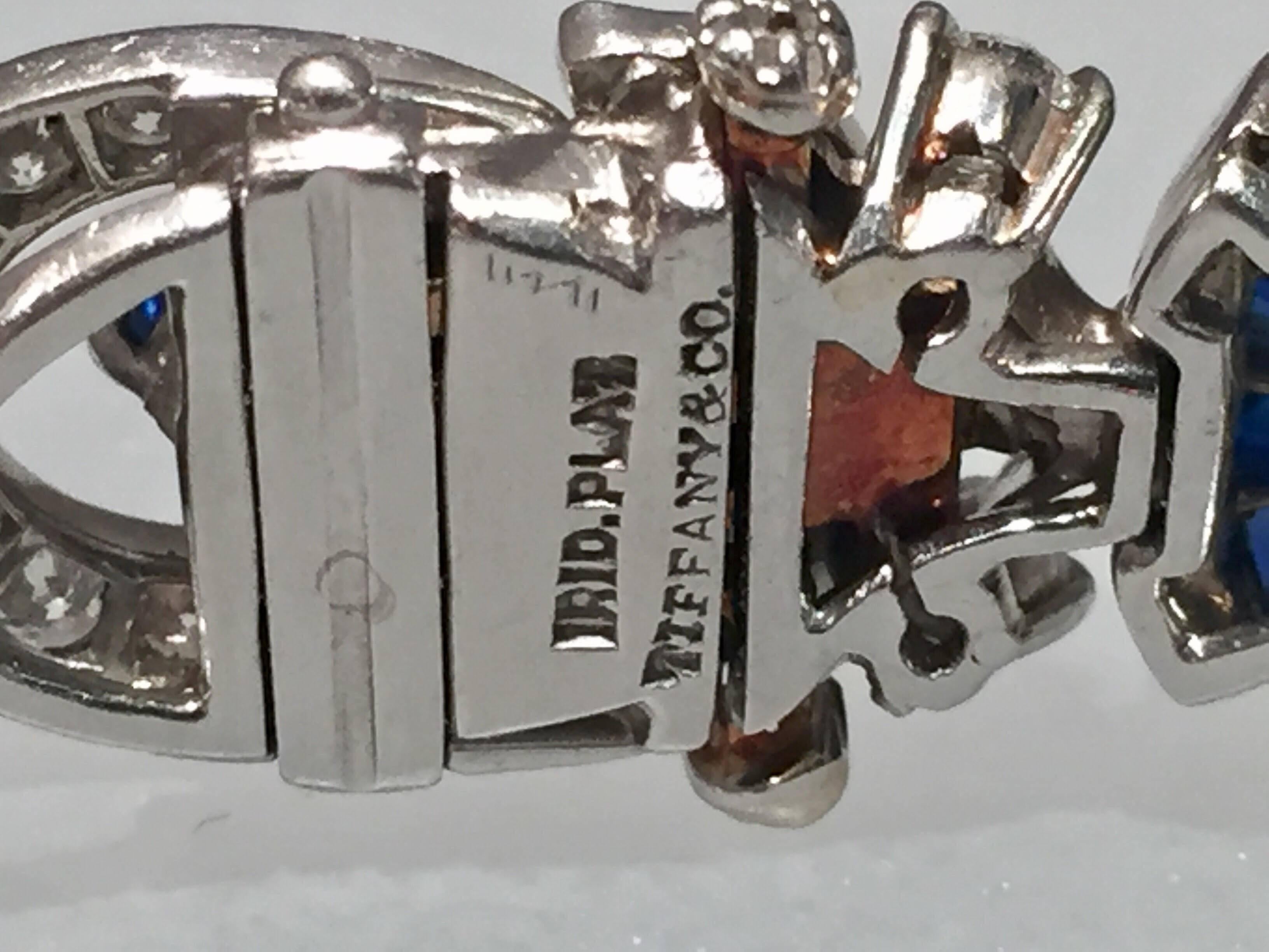 Un bracelet en platine avec diamants et saphirs de style Art déco, réalisé par Tiffany & Co.  Le bracelet contient 136 diamants ronds, de couleur F-G, pureté VS, pesant un total de 4,32cts, sertis dans des maillons en forme de fer à cheval.  le