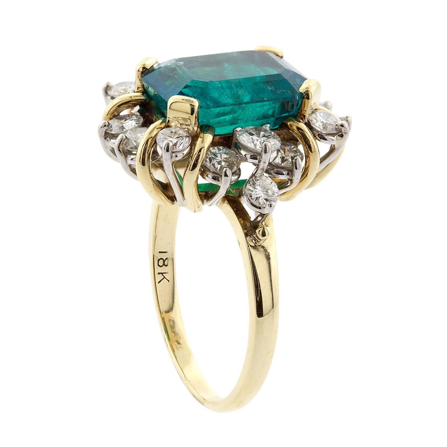 Goldring mit 4,21 Karat kolumbianischem Smaragd im Smaragdschliff und Diamanten im Zustand „Hervorragend“ im Angebot in Chevy Chase, MD
